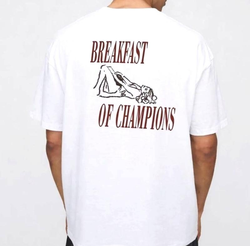 Breakfast of Champions Shirt, Lustiges Herren T-Shirt, Weißes T-Shirt, Sarkastisches Grafik-T-Shirt für Männer, Junggesellenabschied Shirt, Humorvolles Rückenprint T-Shirt 1