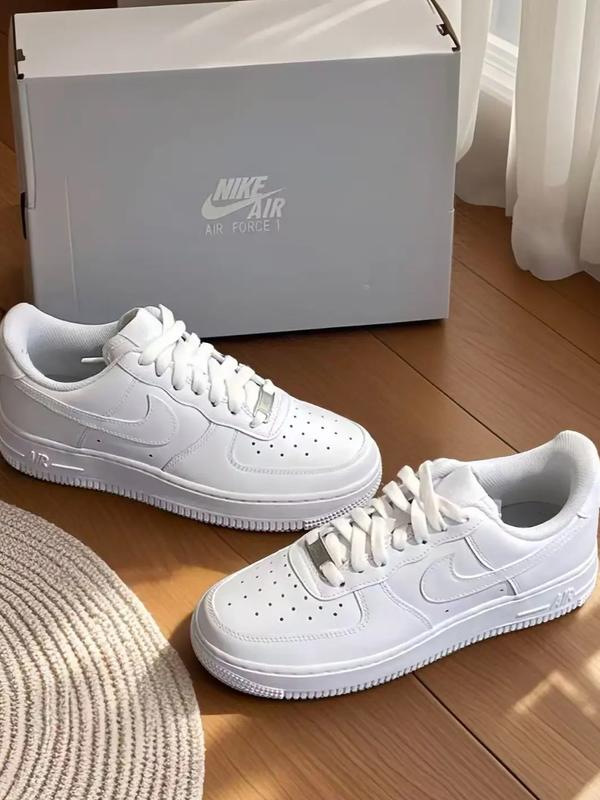 Gebrauchtes (Brandneu, unbenutzt) Zeitloser Alltagssneaker von Nike Air Force 1 '07 CW2288‑111